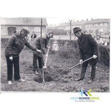 1970 Boomplantdag Spijk vlnr. zr. Voskuilen hvd School- Burg. Hendriks- J.Jansen . Coll HKR